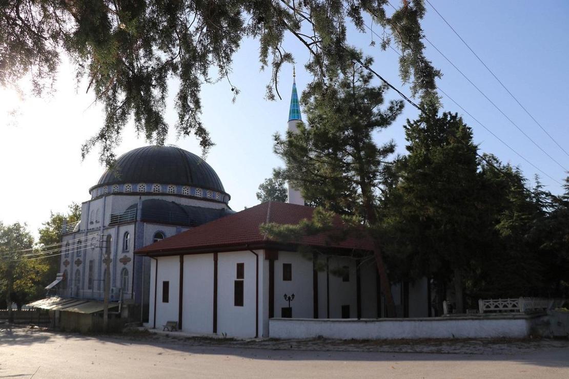 Tarihi Boğaziçi Camisi süslemeleriyle dikkat çekiyor