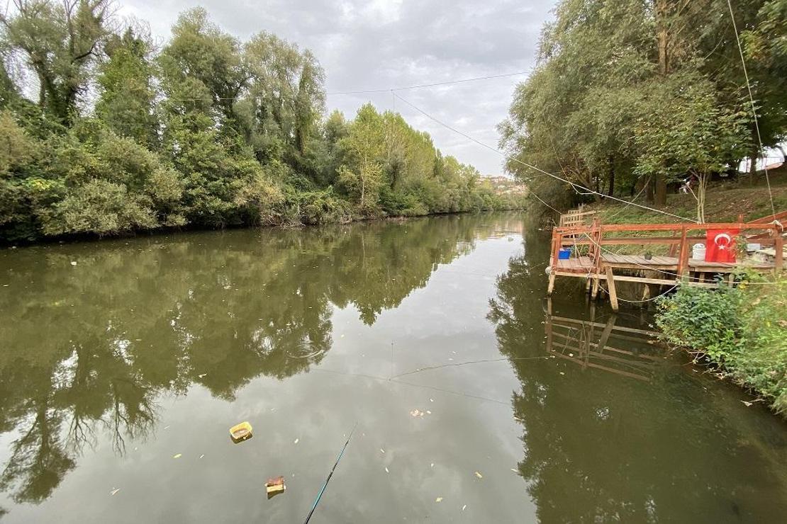 Bartın Irmağı'nın yüzeyindeki kirlilik tepki çekti