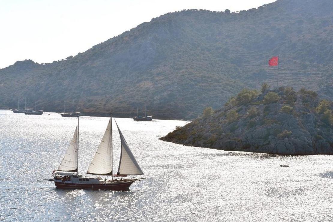 Marmaris koylarına yatla gelenler esnafın yüzünü güldürdü