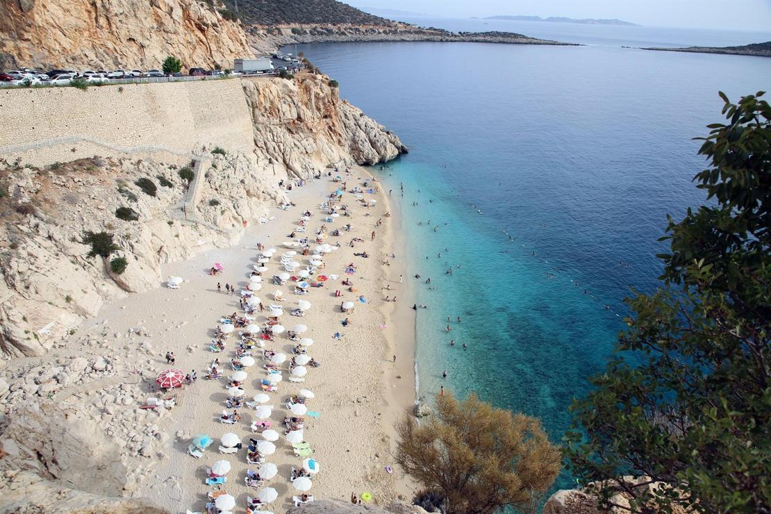 Antalya'nın ünlü Kaputaş Plajı'nda deniz ve güneş keyfi