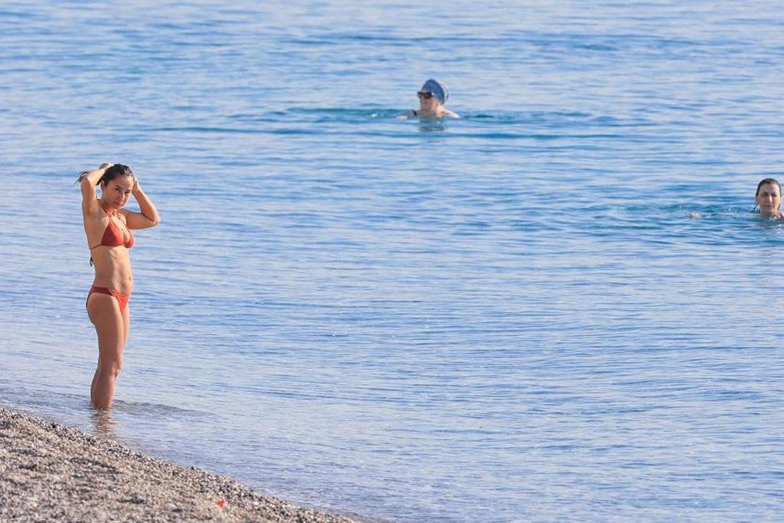 Antalya'da deniz havadan sıcak olunca, sahil sabahtan doldu