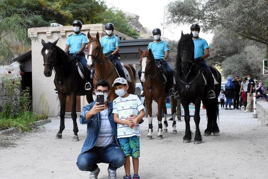Kapadokya'nın İncisi Ihlara Vadisi'nde atlı birlikler turistlerden yoğun ilgi görüyor