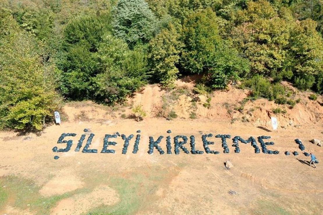 Şile'de ormanlık alandan çıkan çöplerle "Şile'yi kirletme" yazdılar