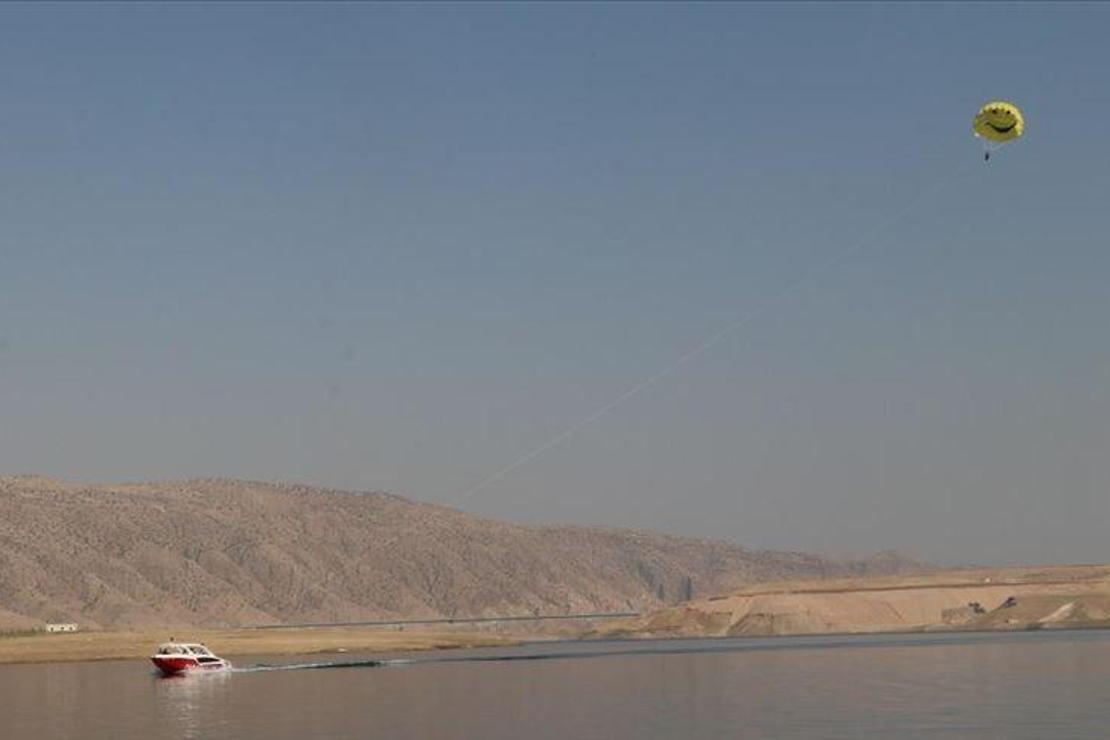  Hasankeyf'te tekne paraşütü keyfi