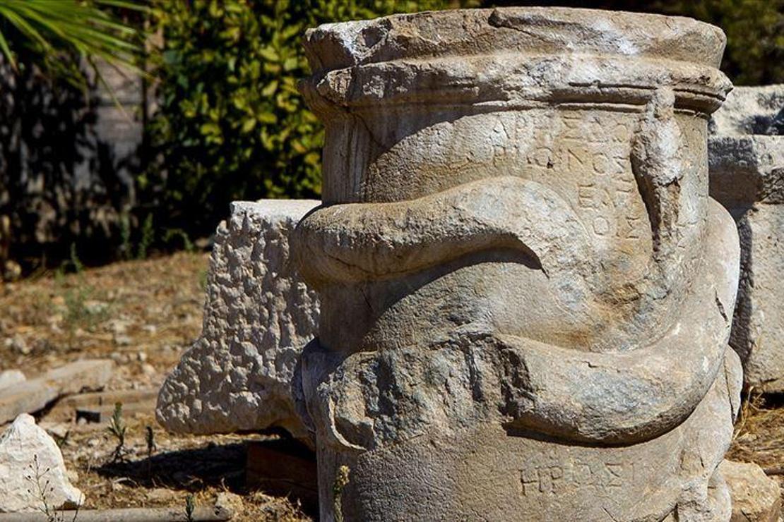 Patara'da 2 bin yıllık 'yılan figürlü sunak' bulundu