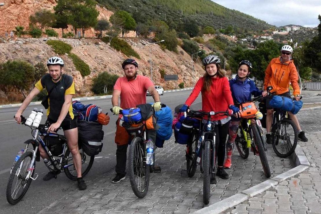 5 Rus arkadaş, bisikletle Antalya turu yapıyor