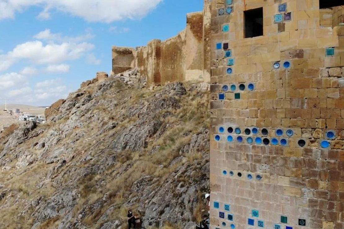 Bayburt Kalesi, 800 yıl önceki çini süslemelerine kavuşuyor