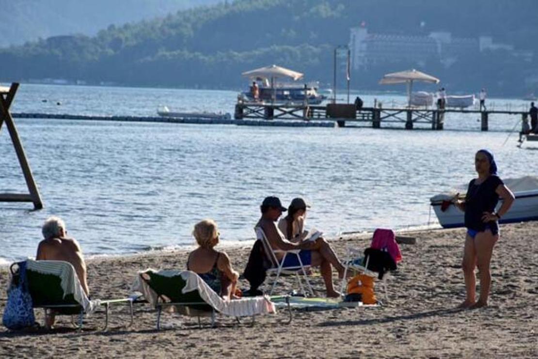 Güneşlenip, denize girdiler... Marmaris'te pastırma sıcakları yaşanıyor