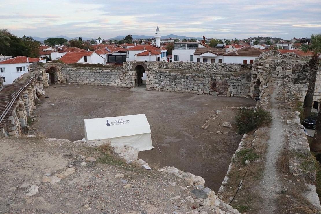 Tsunami'nin vurduğu Sığacık'taki Osmanlı kalesi hasar gördü