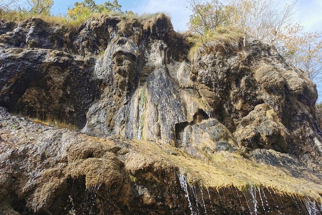 'Ağlayan Kayalar' yoldan geçenlerin ilgi odağı oldu