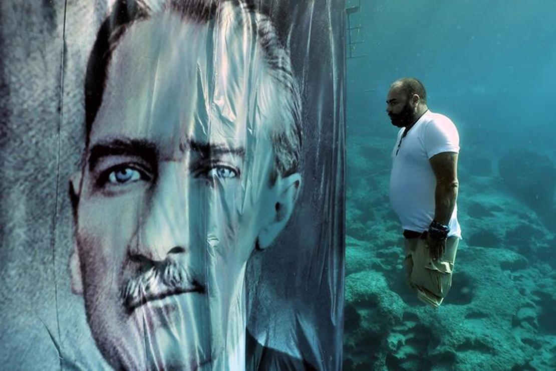 Engelli dalış rekortmeni Atatürk’ü su altında açtığı dev posterle andı