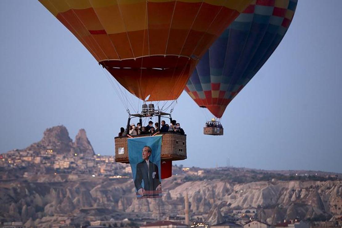 Kapadokya'da balonlar, Türk bayrağı ve Atatürk posterleriyle uçtu