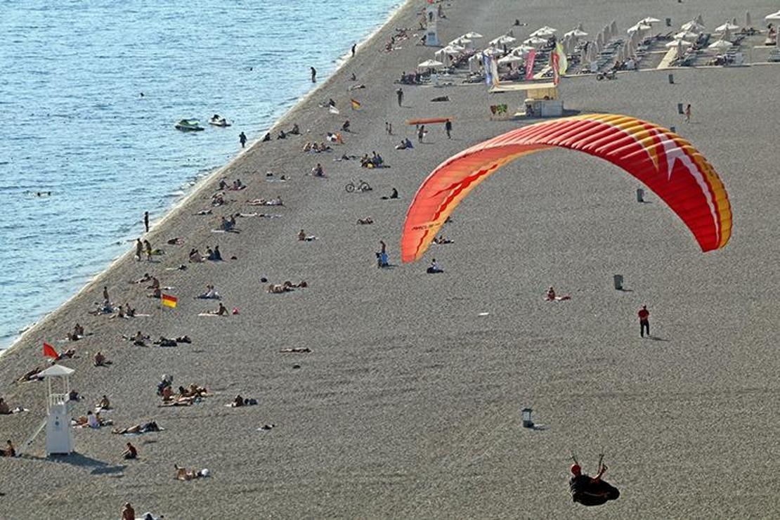 Antalya plajlarında yoğunluk azaldı, sosyal mesafe sağlandı