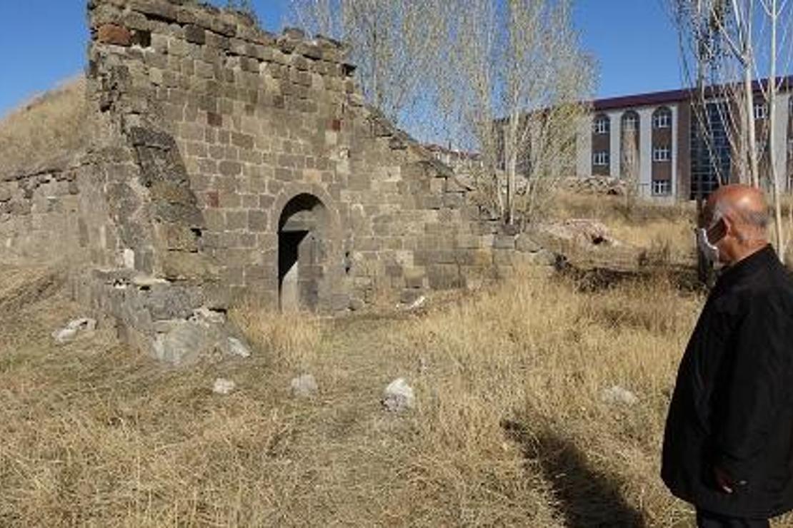 Erzurum'un 160 yıllık topçu kulesi definecilerin saldırısına uğradı