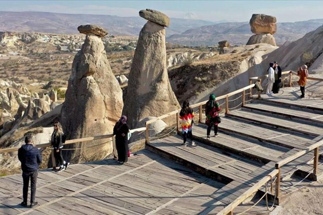 Kapadokya'nın simgelerinden 'Üç Güzeller' turist akınına uğruyor