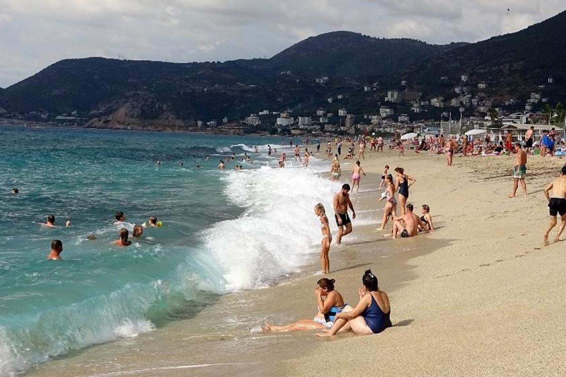 Antalya'da turistlerin dev dalgalarda deniz keyfi