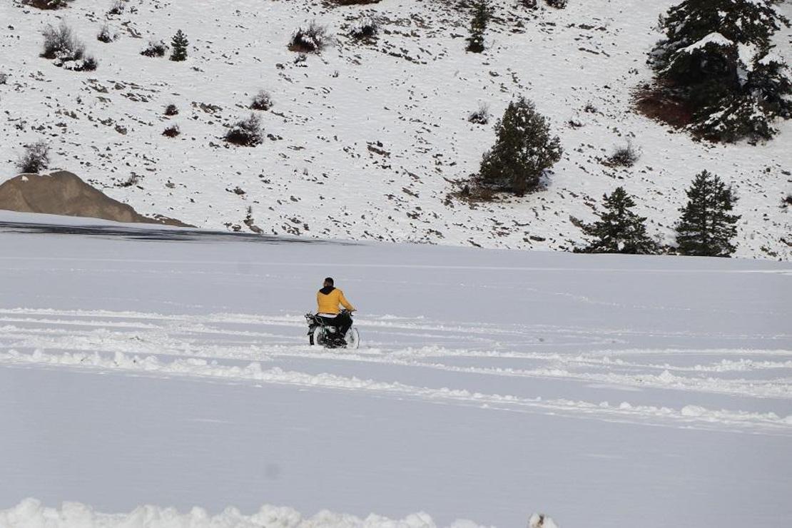 Motosikletle kar keyfi yaptılar... Denizli'de kar kalınlığı yaklaşık 20 santimetreye ulaştı