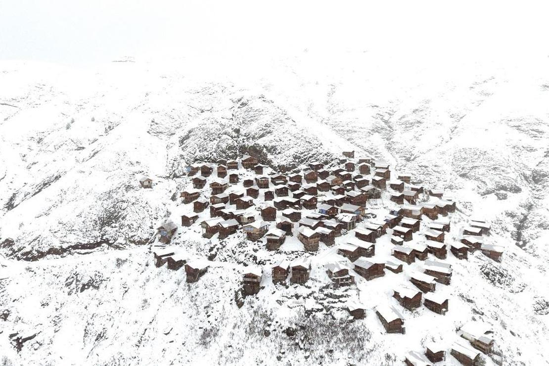 Artvin'de harika kar manzarası... Ahşap evleri ile ünlü yayla görenleri hayran bıraktı
