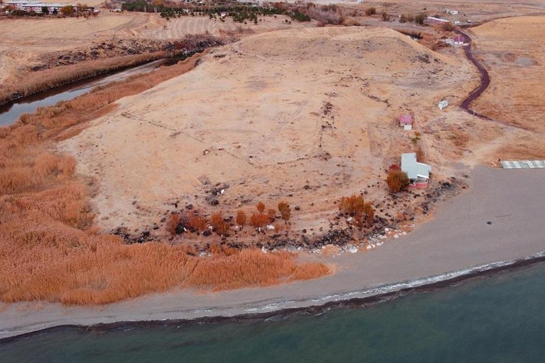 Van Gölü çekilince Urartular dönemine ait liman kalıntıları ortaya çıktı