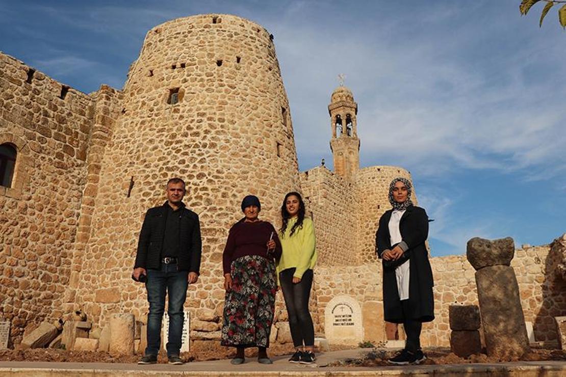 Papazı olmayan kilisenin 40 yıldır bakımını yapıp, ziyaretçileri karşılıyor