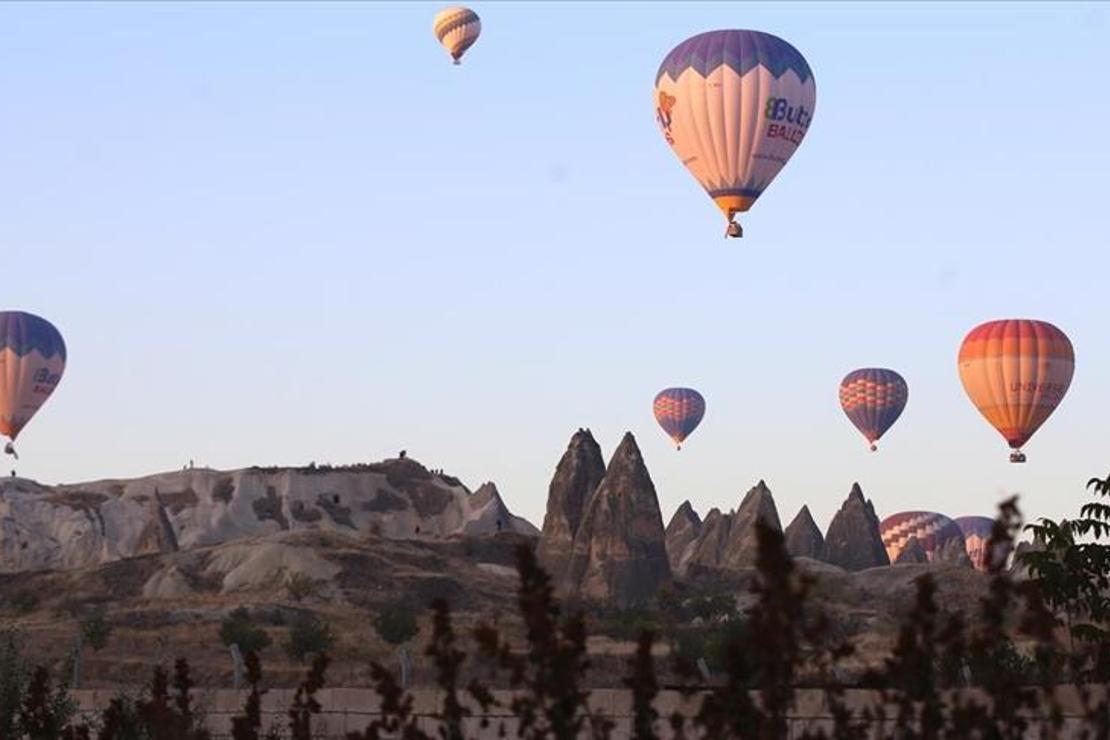 Turistler Kapadokya'da sonbaharın renklerini gökyüzünden izliyor