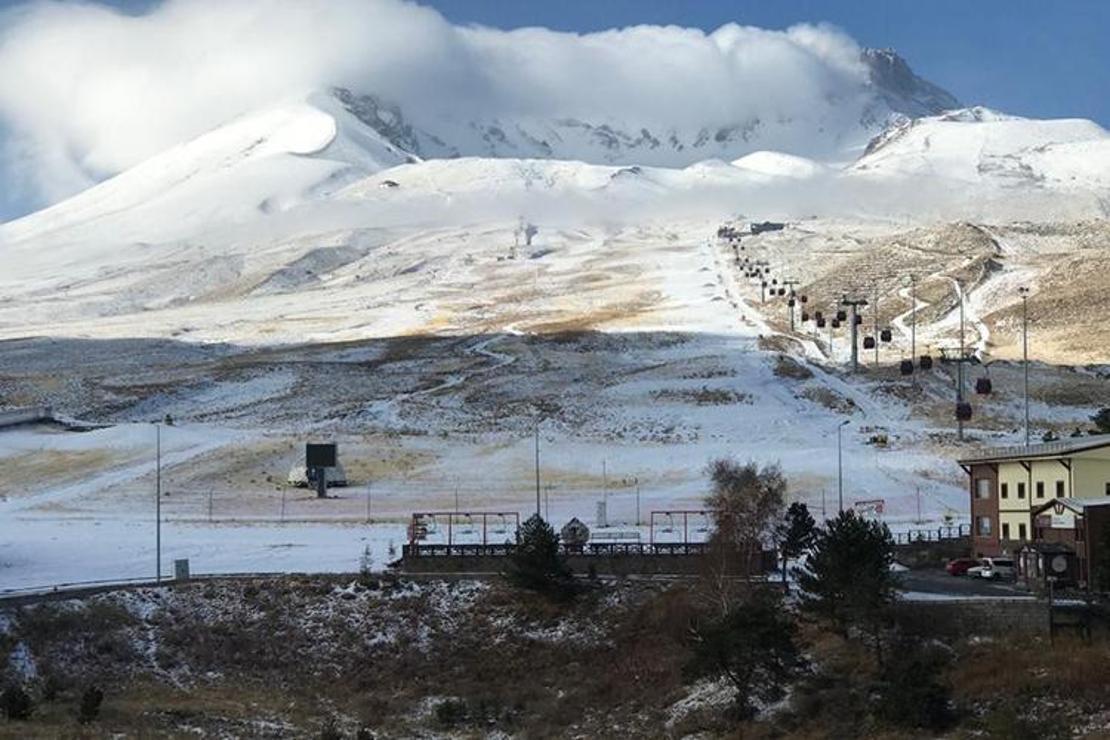 Erciyes Dağı’na sezonun ilk karı yağdı