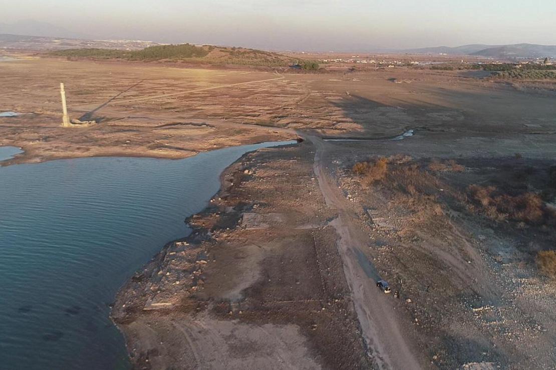 Baraj suları altında kalan köy, kuraklık sonrası ortaya çıktı