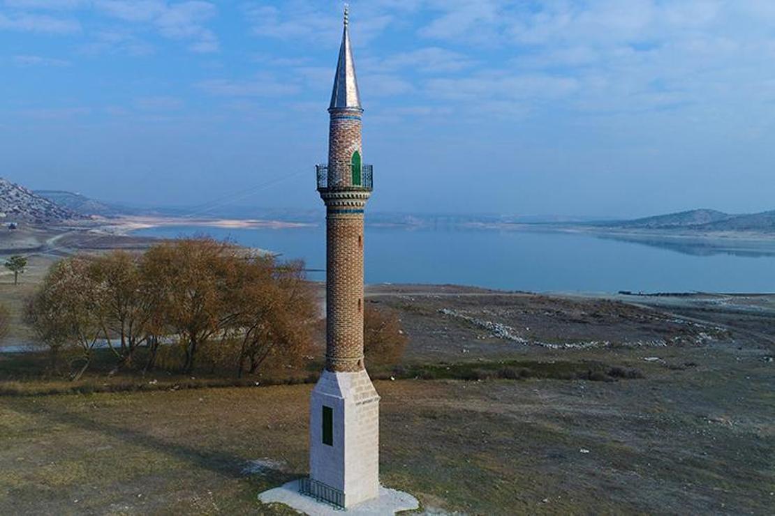 Porsuk Barajı'nda su seviyesi düştü, eski minare gün yüzüne çıktı