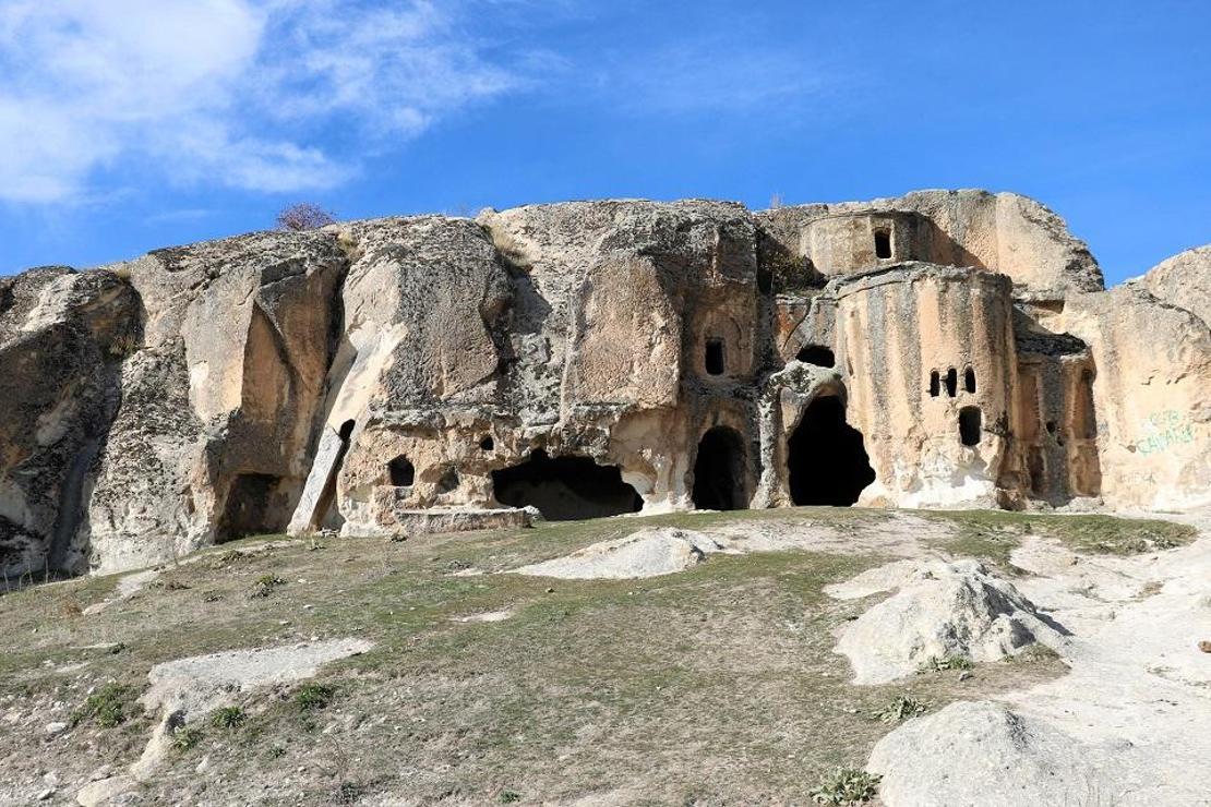 Frig Vadisi'ndeki 'aşk yazıları' temizleniyor