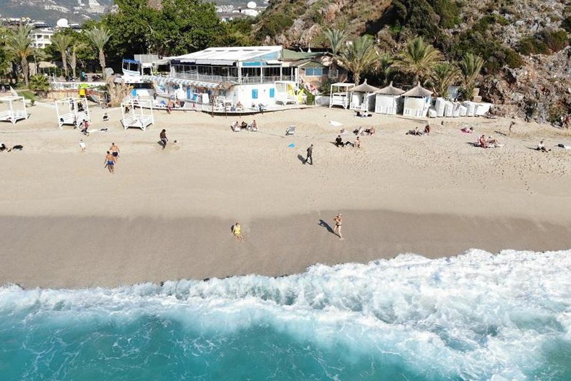  Yurtta kar, Alanya’da deniz keyfi