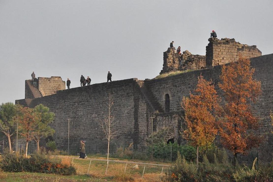 Koronavirüs ve düşme riskine rağmen surlarda fotoğraf çekiyorlar