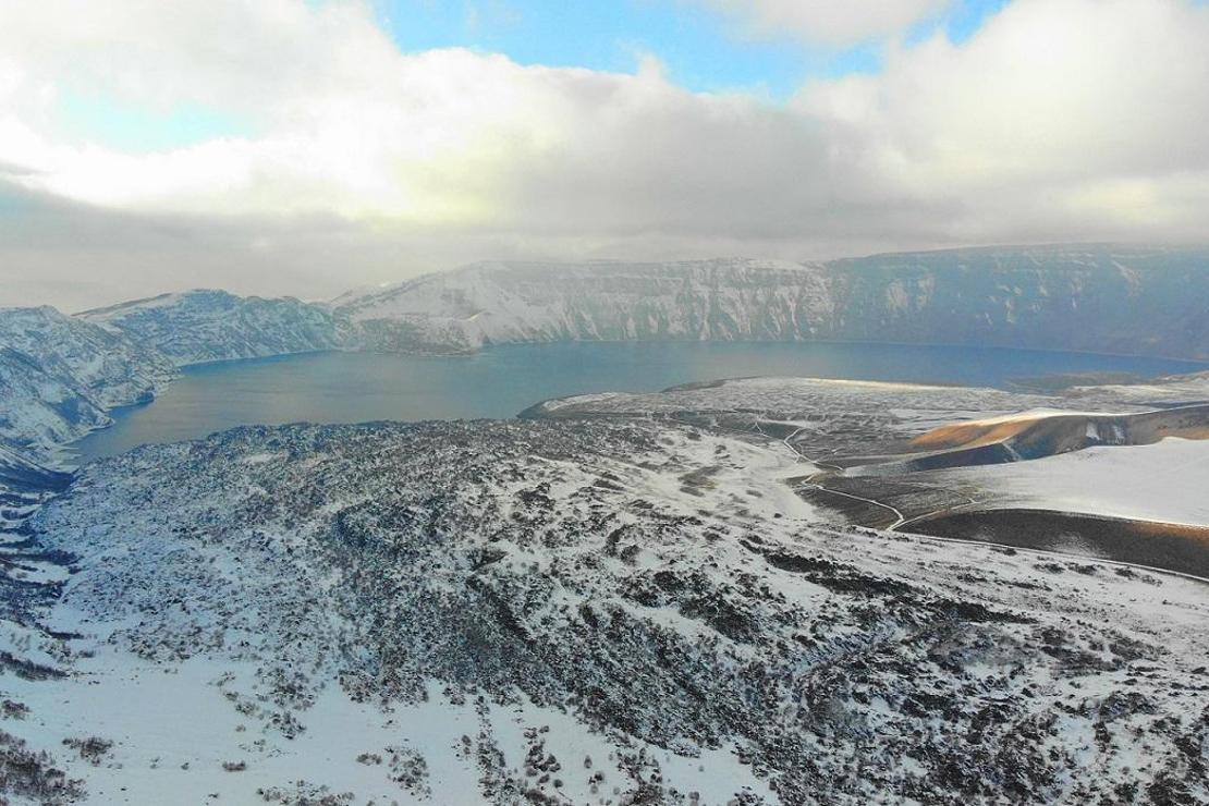 Dünyanın ikinci büyük krater gölü: Nemrut...  Kış görüntüsüyle kendine hayran bırakıyor