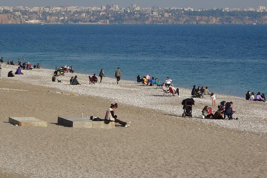 Antalya’da güneşi görenler sahile koştu