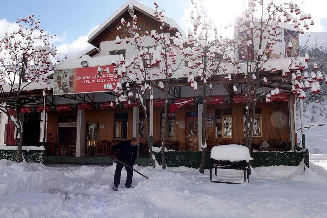 Zigana Geçidi, 20 santimlik karla bembeyaz oldu... Seyirlik manzaralar oluştu