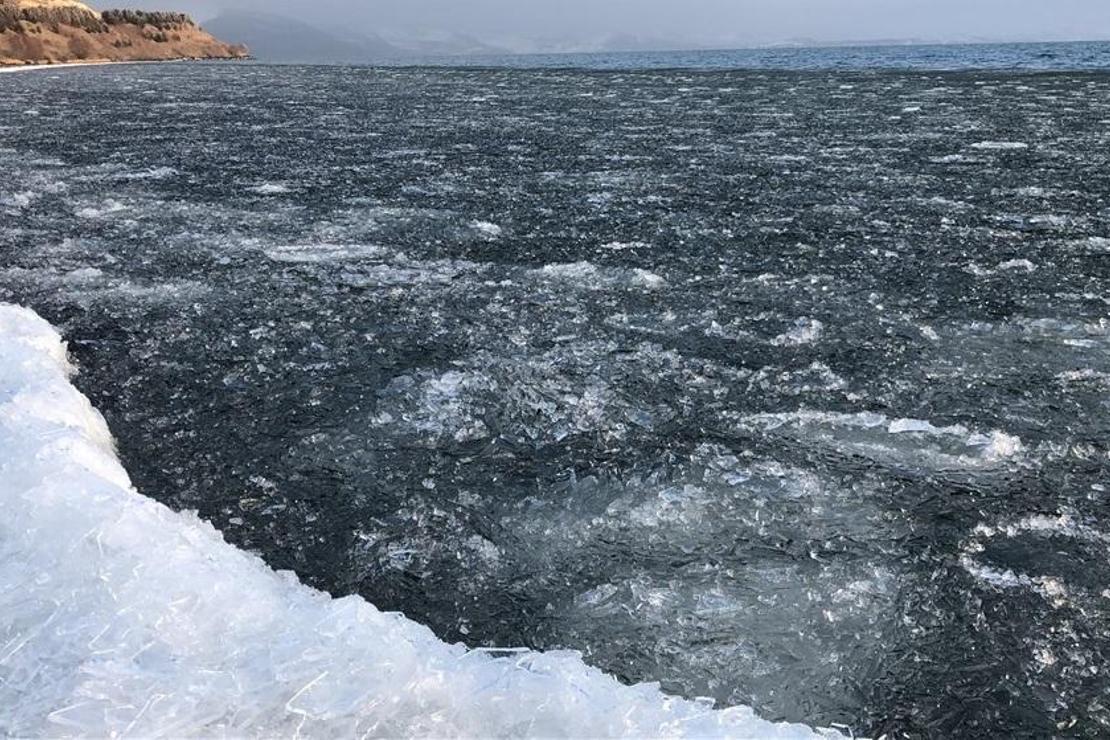 Çıldır Gölü buz tutmaya başladı