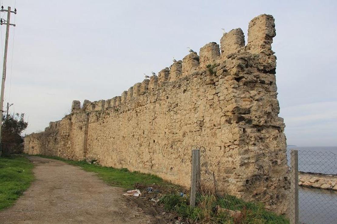 Sinop'ta tarihi surlara saygısızlık