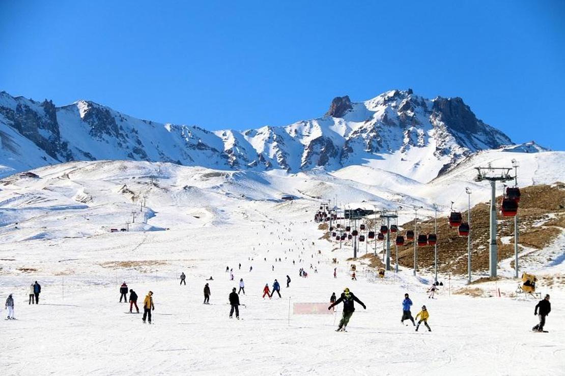 Erciyes Kayak Merkezi'nde yeni yıl öncesi turist yoğunluğu