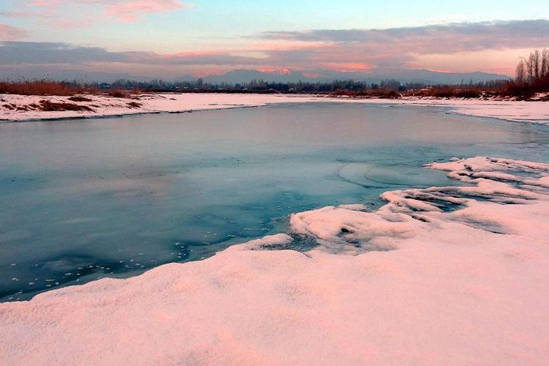 Van Gölü kıyıları kısmen dondu  