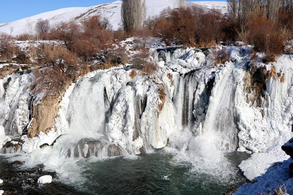 Muradiye Şelalesi dondu  