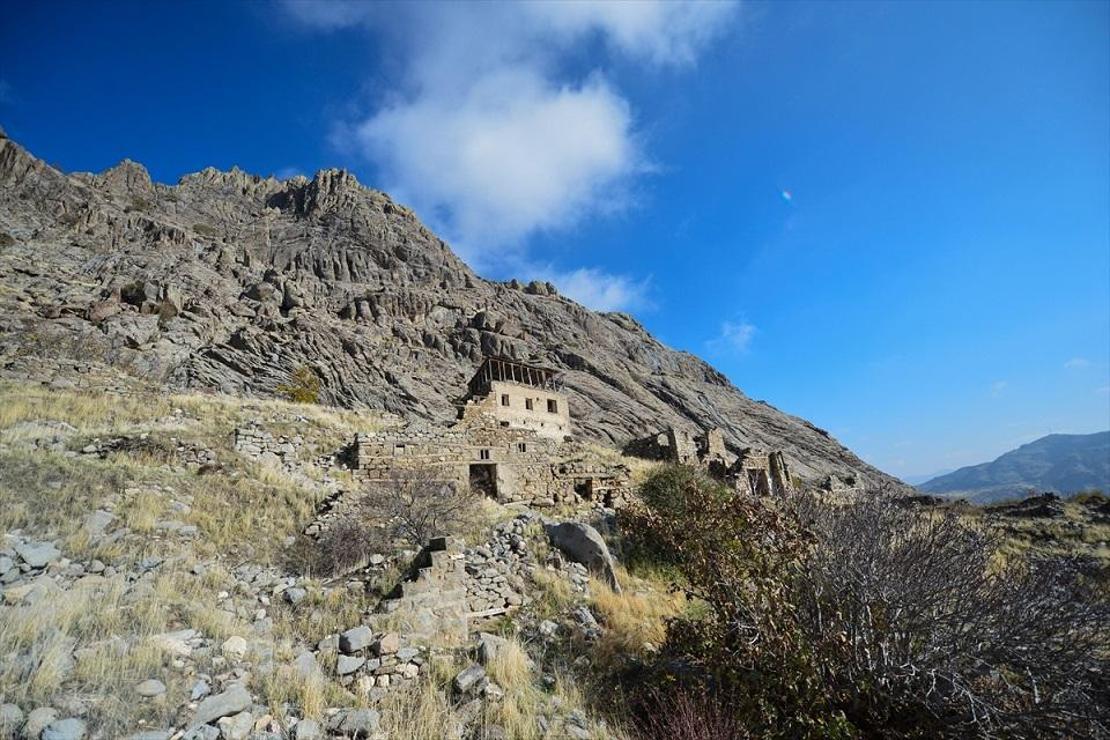 Tunceli'nin Ulukale köyü eski kalıntılarıyla ziyaretçilerini tarihi yolculuğa çıkarıyor