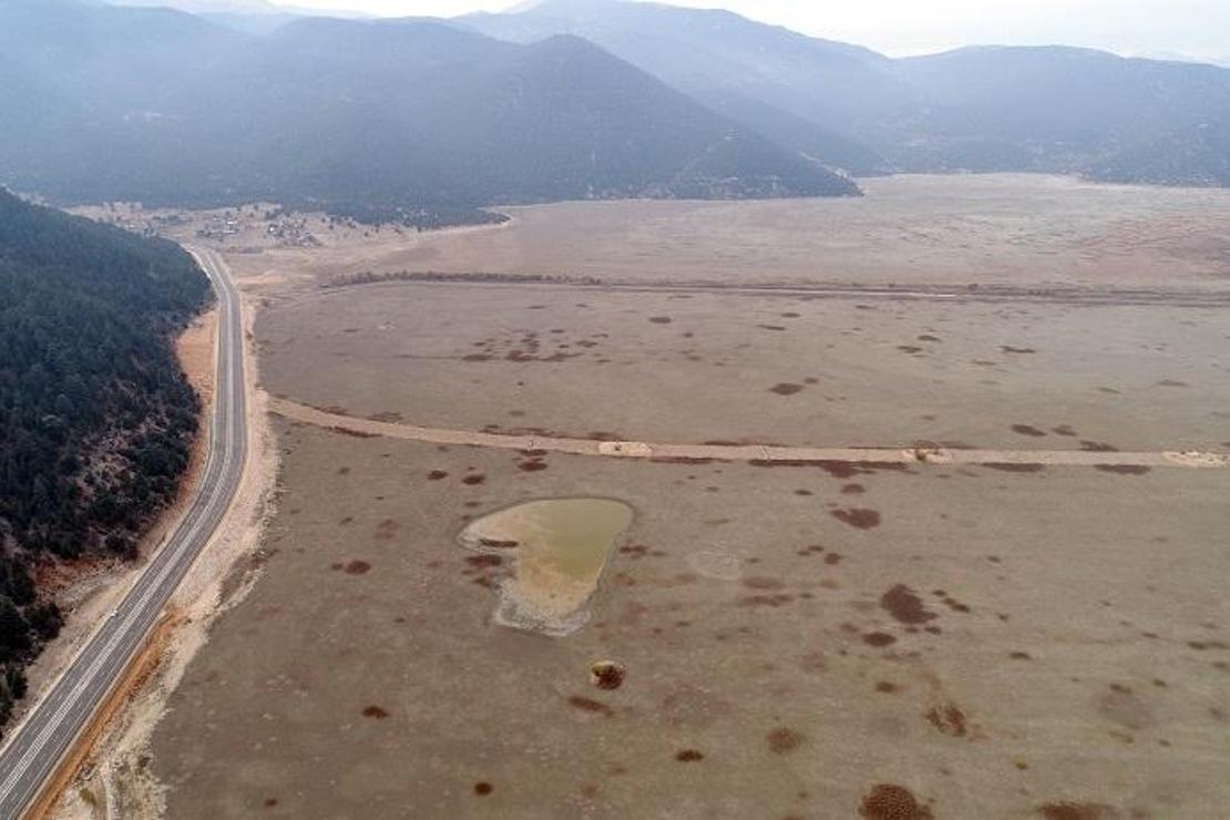 Kuruyan Avlan Gölü, koyun ve keçi sürülerine kaldı