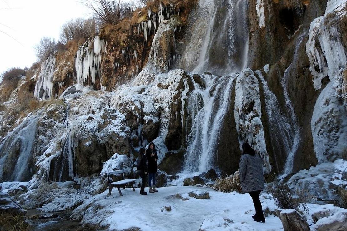 Girlevik Şelalesi kısmen buz tuttu