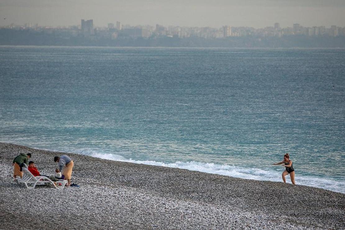 Denizin havadan sıcak olduğu Antalya'da sahil, turistlere ve martılara kaldı