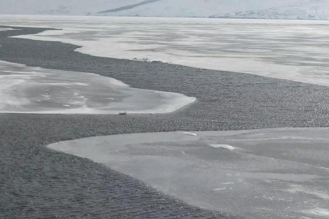 Çıldır Gölü'nde iki farklı manzara; bir yanı çözüldü, bir yanı hala buzlu