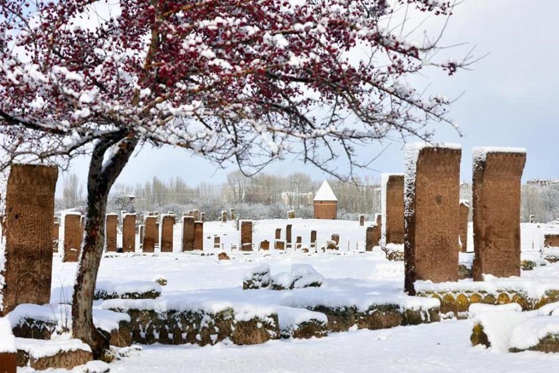 Ahlat’ın tarihi mekanlarından kartpostallık kar manzaraları