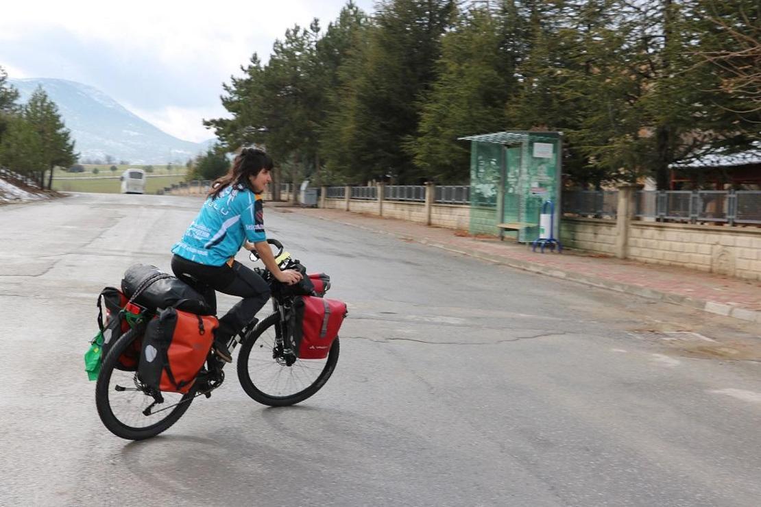 Dünya turuna çıkan Brezilyalı bisikletçi Larissa, Beyşehir’e geldi 