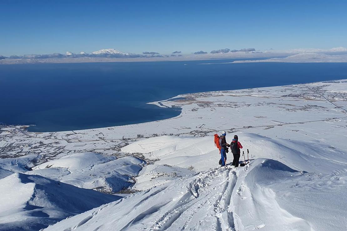 Macerasever turistlerin Artos Dağı'nın zirvesindeki kayak görüntüleri nefes kesti