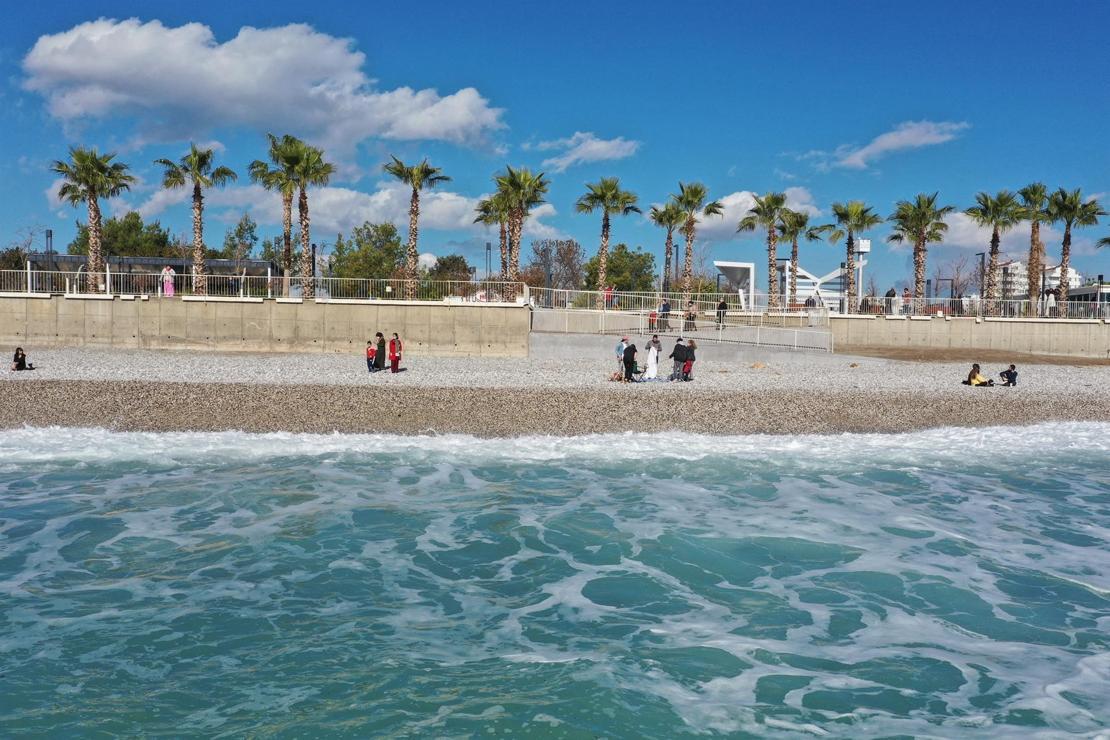 Antalya'da Konyaaltı Sahili'nde güneşli hava keyfi