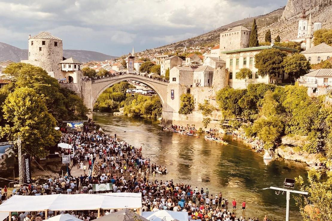 Balkan güzeli Mostar’da tarihi köprüden serin sulara...