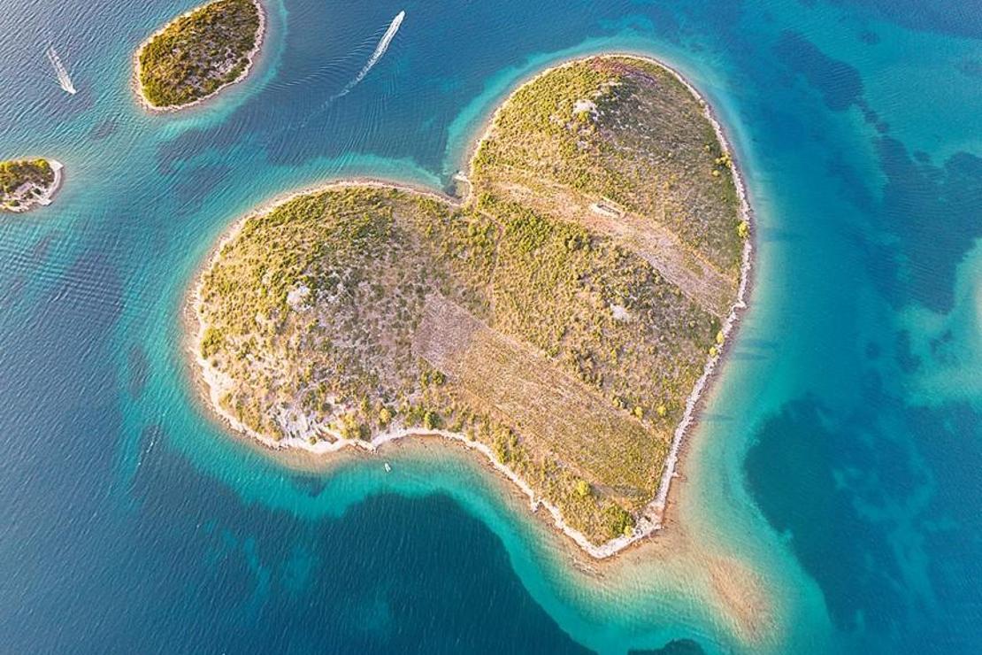 Kalpleri çalan romantik bir ada